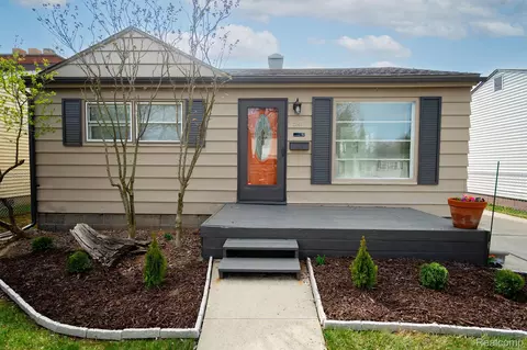 5948 Dudley St, Taylor, MI 48180