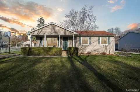909 Dearborn St, Howell, MI 48843