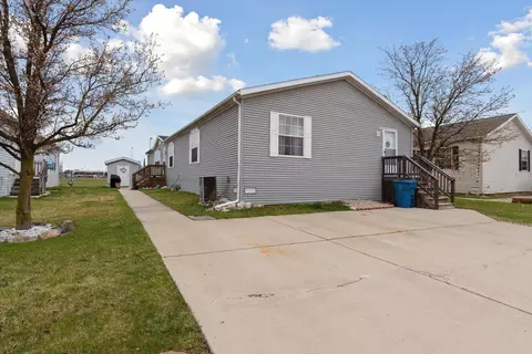 24922 N Hampton Dr, Brownstown, MI 48134