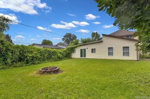 4554 Middle St, Columbiaville, MI 48421