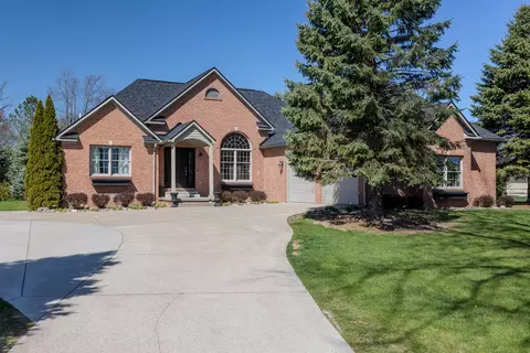 15114 Pinewood Trl, Fenton, MI 48451
