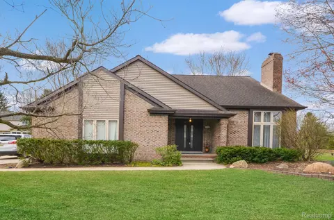 1126 River Valley Dr, Orion, MI 48362