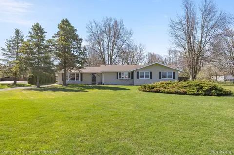 7652 Labo Rd, South Rockwood, MI 48179