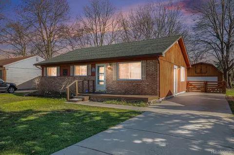 460 Hickory Dr, Troy, MI 48083