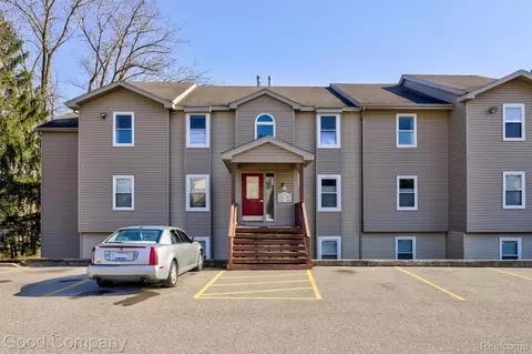4910 Harbor Point Dr #3, Waterford, MI 48329