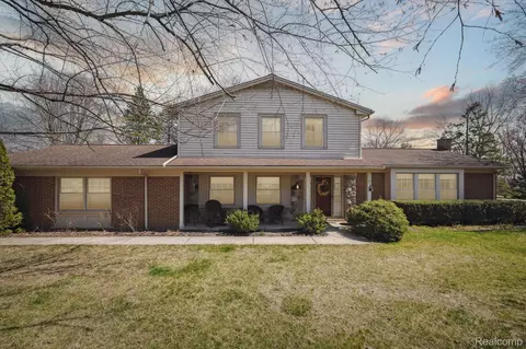 5675 Thorny Ash Rd, Oakland, MI 48306
