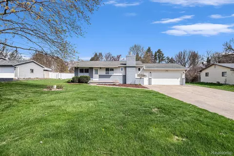 3434 Rolston Rd, Fenton, MI 48430