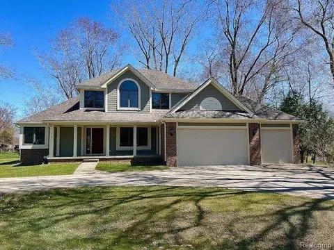 599 Willard Ave, Rochester Hills, MI 48307