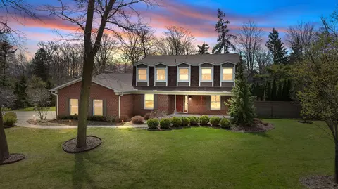 9415 Lakewood Dr, Grosse Ile, MI 48138