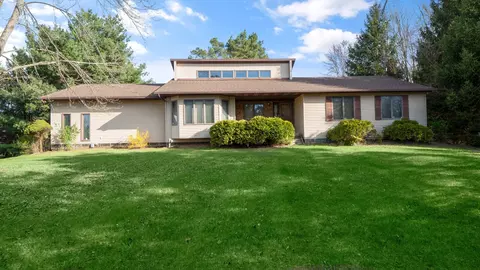 875 Hollyview Ln, Groveland, MI 48442