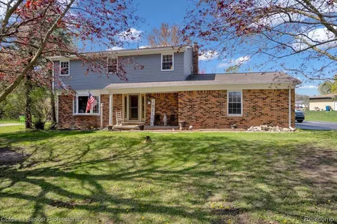 3737 Estate Dr, Oxford, MI 48371