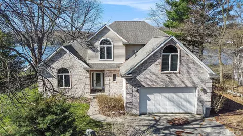 5887 Mabley Hill Rd, Fenton, MI 48430