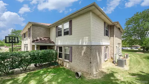61043 Greenwood Dr # 167, South Lyon, MI 48178