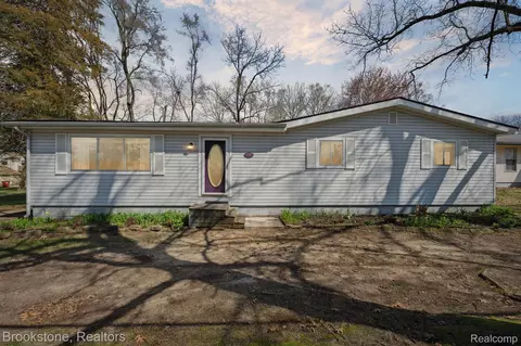 2745 Davista Dr, Highland, MI 48356