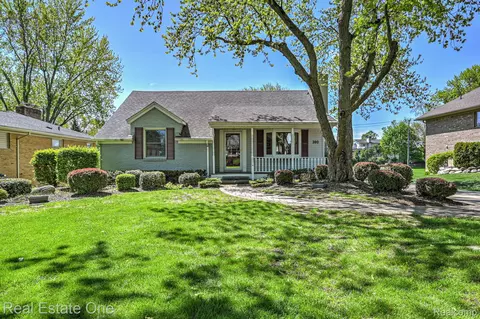 390 Red Oak Ln, Rochester Hills, MI 48307