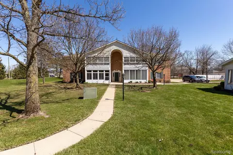 8187 Grays Dr #B3, Grosse Ile, MI 48138