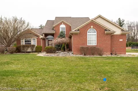 7131 White Tail Dr, Grand Blanc, MI 48439