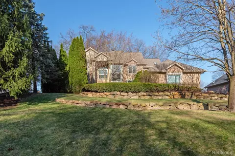 6060 Turnberry Dr, Commerce, MI 48382