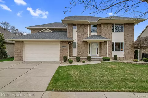 18114 Teresa Dr, Macomb, MI 48044