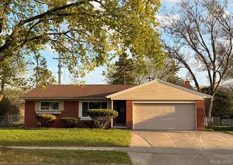 36135 Dover St, Livonia, MI 48150