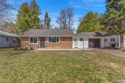 291 Almont Ave, Almont, MI 48003