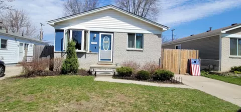 20435 Lakeworth St, Roseville, MI 48066