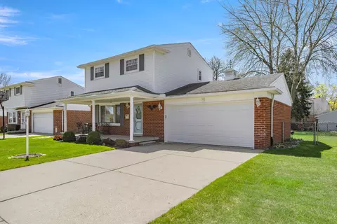 10070 Woodlawn St, Taylor, MI 48180