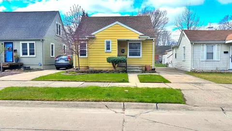 20864 Hollywood St, Harper Woods, MI 48225