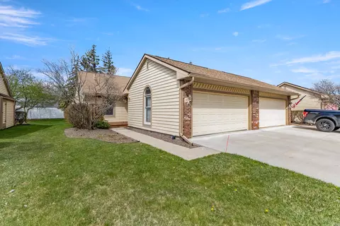 2886 Lakewood Dr, Trenton, MI 48183