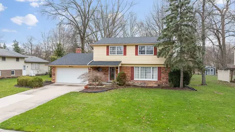 8453 Hampton Rd, Grosse Ile, MI 48138