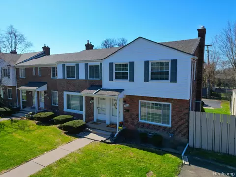 23300 Edsel Ford Crt Ct #25, Saint Clair Shores, MI 48080