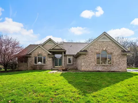 2117 Mayfair Dr, White Lake, MI 48383