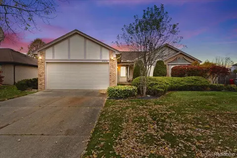 40643 Woodside Dr, Clinton Township, MI 48038