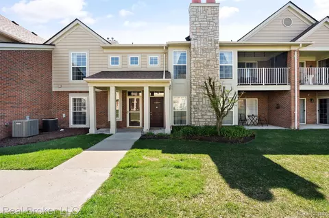 52140 Naugatuck Dr, Macomb, MI 48042