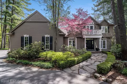 975 Pine Needle Trl, Oakland, MI 48306
