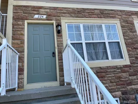 224 Park Green Dr, Lake Orion, MI 48362