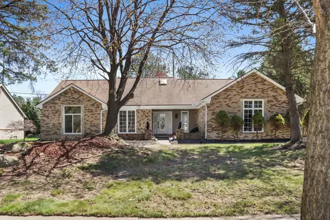 1047 Falcon Dr, Troy, MI 48098