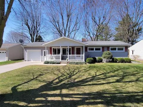 42 S Flower St, Croswell, MI 48422