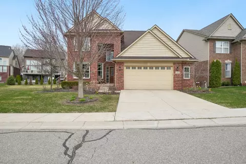 4911 E Stonegate Cir, Orion, MI 48359