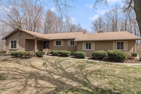 3746 White Lake Hills Dr, White Lake, MI 48383