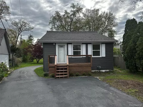 1449 Benvenue St, Sylvan Lake, MI 48320