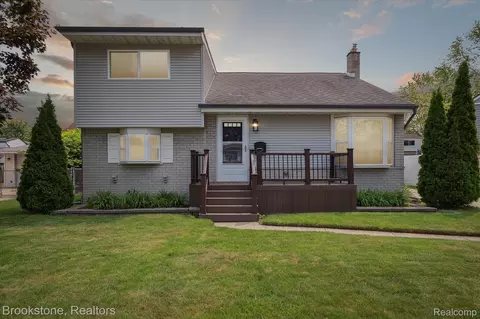 6510 Cadillac St, Garden City, MI 48135
