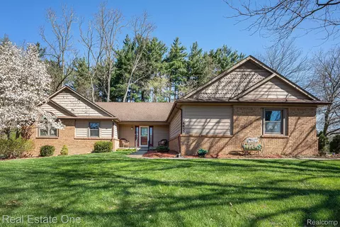 4453 Racewood Dr, Commerce, MI 48382