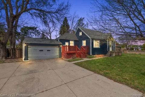 28961 Palomino Dr, Warren, MI 48093
