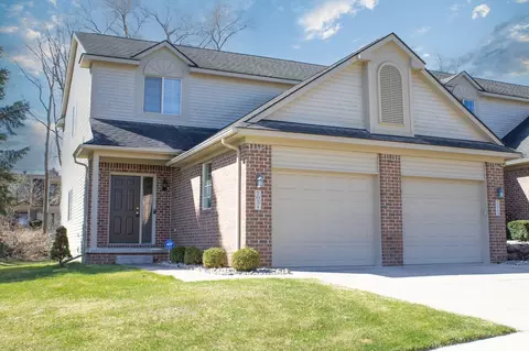 7051 Magnolia Ln, Waterford, MI 48327