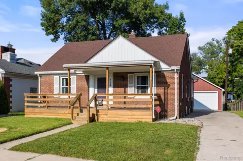 214 Linden Rd, Pontiac, MI 48341