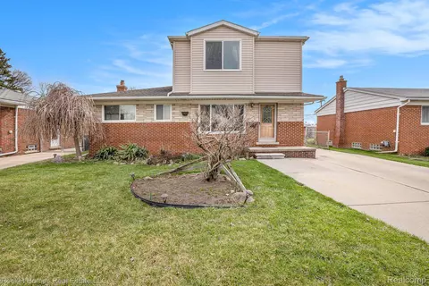 25520 Carl St, Roseville, MI 48066