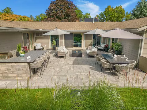 80 Maywood Ave, Bloomfield Hills, MI 48304
