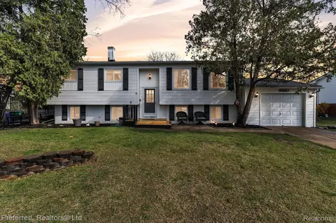 8680 War Bonnet Dr, Commerce, MI 48382