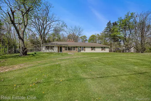 4001 N Duck Lake Rd, Highland, MI 48356